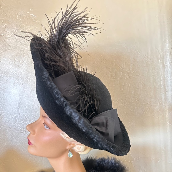 GRANDIOSE 1950s' BLACK FELT & FAUX LAMB WIDE BRIM HAT + TALL OSTRICH FEATHERS - Picture 4 of 15